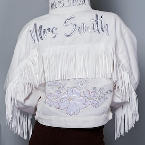 Personalized Bride Jean Jackets Mrs White Denim Jacket Embroidered Flower Jacket Wedding Bridal Jean Jacket Bachelorette Party Gifts Jackets