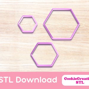 Puede incluir: Tres cortadores de galletas hexagonales de plástico rosa de diferentes tamaños sobre un fondo de madera. El texto "STL Download" y "CookieCreations STL" es visible en la parte inferior de la imagen.