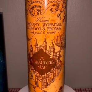 La taza tubular con aislamiento Murauders Map de 20 oz con tapa y pajita mantiene su bebida o café caliente o frío durante horas.