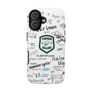 Puede incluir: Funda de teléfono blanca con un recorte negro para la lente de la cámara. La funda está cubierta de texto y garabatos manuscritos, incluyendo nombres, un escudo universitario y las palabras "Class of 2006".