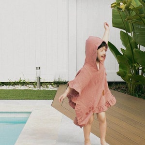 Bio Baumwolle Musselin Strandponcho für Kinder | Hoodie Strandtuch Vertuschen | Rüschen Strand Poncho Altrosa
