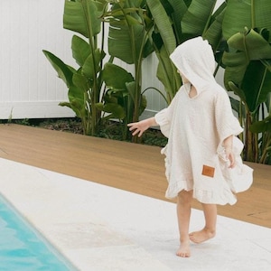 Bio Baumwolle Musselin Rüschen Strand Poncho | Hoodie Strandtuch Vertuschen für Kinder | Rüschen Kinder Strand Poncho Beige Vichy Karo kariert