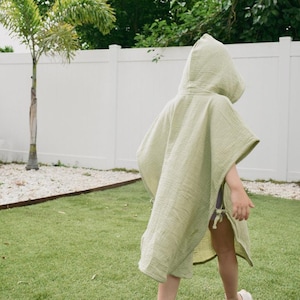 Bio Baumwolle Musselin Strandponcho für Kinder | Hoodie Strandtuch Vertuschen für Kinder | Modernes Kinder Kapuzenpullover Sage Green