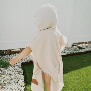 Bio Baumwolle Musselin Strandponcho für Kinder | Hoodie Strandtuch Vertuschen für Kinder | Kinder Strand Kapuzenpullover Rustikal Beige