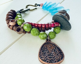 Pulsera Boho de Piedras de Río / Joyería artesanal de técnica mixta / Pulsera de lino encerado / Pulsera llamativa y colorida hecha a mano