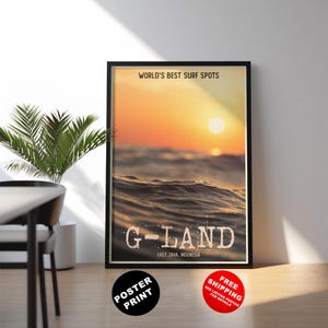 Puede incluir: Póster enmarcado con un atardecer sobre el océano. El póster dice "WORLD'S BEST SURF SPOTS" en la parte superior y "G-LAND EAST JAVA, INDONESIA" en la parte inferior. Un círculo negro con "POSTER PRINT" está en la parte inferior izquierda.