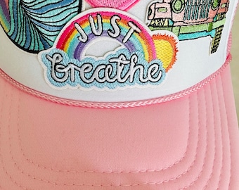 Just Breathe-truckerpet: roze snapBack met patches