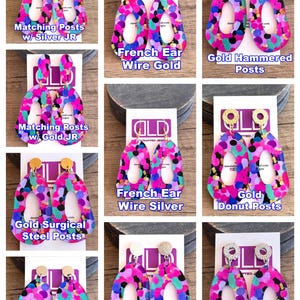 Puede incluir: Un par de pendientes abstractos coloridos con un esquema de color rosa, morado, azul y verde. Los pendientes est&aacute;n disponibles con diferentes estilos de poste, incluyendo acero quir&uacute;rgico dorado, plata, martillo dorado y alambre franc&eacute;s dorado y plateado.
