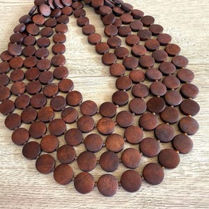 Collar llamativo de varias hebras con cuentas de madera marrón - Charlotte
