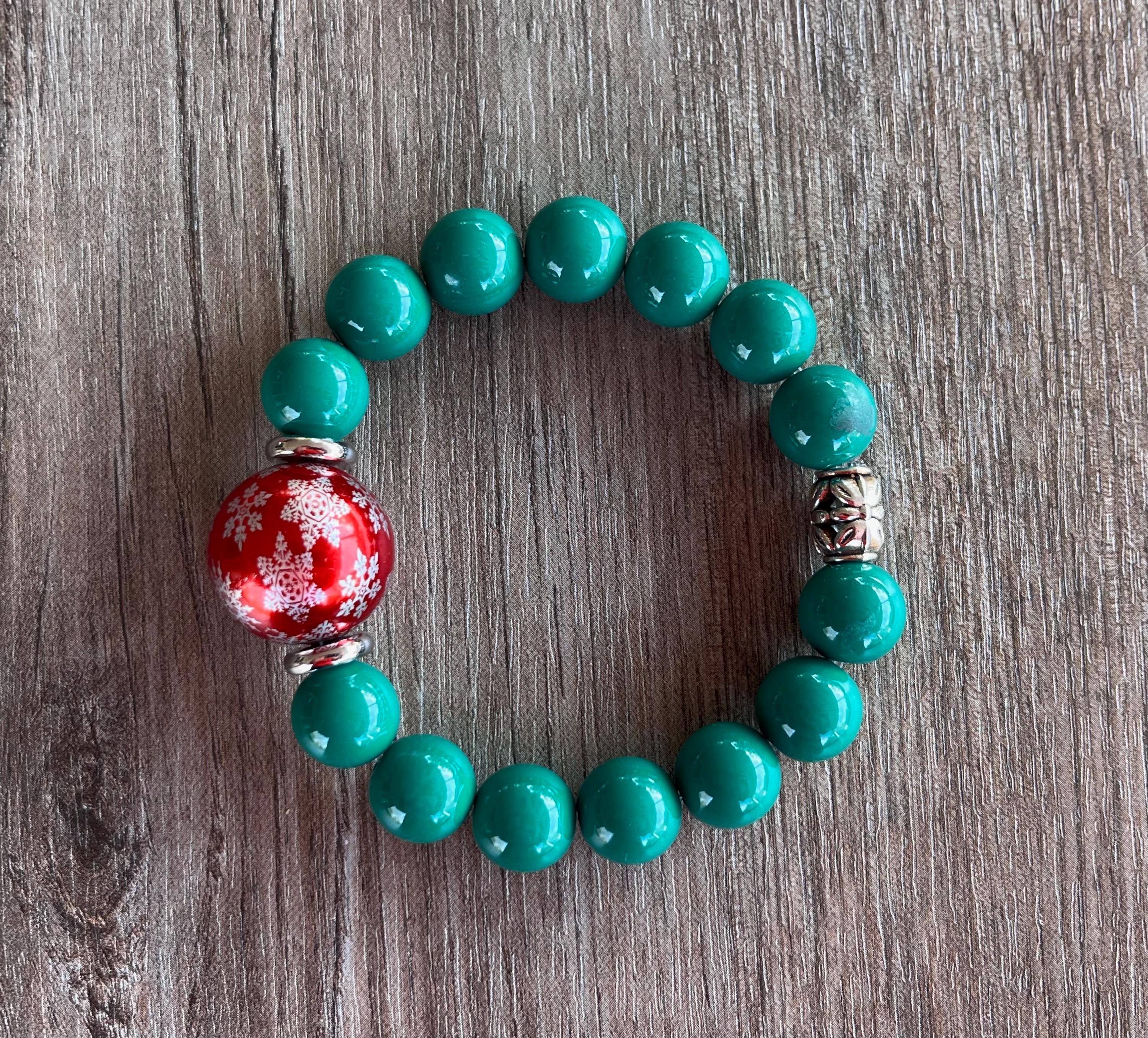 Set di 4 braccialetti natalizi con cordini elastici e motivi di