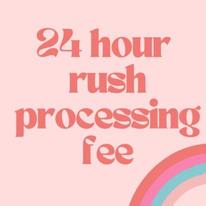Op de afbeelding: Roze achtergrond met de tekst "24 hour rush processing fee" in vetgedrukte, rode letters. Een regenboog boog bevindt zich in de rechter benedenhoek van de afbeelding.