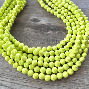 Collar llamativo de múltiples hebras con cuentas acrílicas de color verde amarillento, joyería Chartreuse - Beth