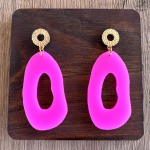 Pendientes de acrílico rosa intenso, pendientes grandes de lucita, pendientes abstractos grandes - Sylvia