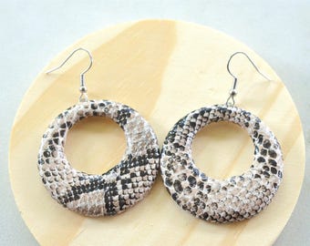 Brincos statement com estampa de pele de cobra, brincos com estampa de réptil, brincos de couro sintético, brincos de argola