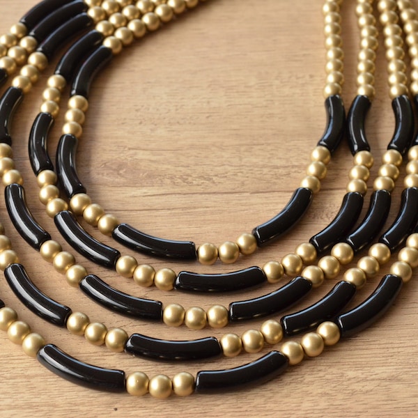 Collier de déclaration de perles noires d’or, collier chunky acrylique, collier pour femmes - Tanya