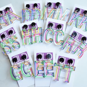 Pendientes acrílicos con letras del alfabeto, pendientes con letras de lucita, pendientes coloridos, regalo para ella