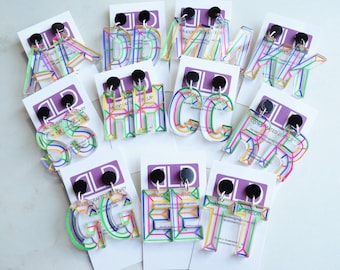 Pendientes acrílicos con letras del alfabeto, joyería con letras de lucita y pendientes con iniciales.