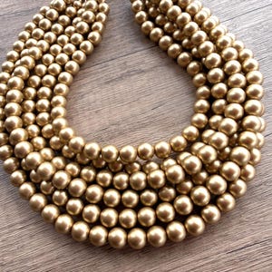 Collar llamativo de acrílico mate dorado con cuentas grandes, de múltiples hebras gruesas - Alana