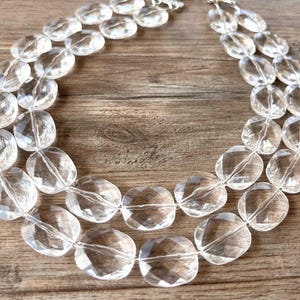 Statement-Halskette aus klaren, facettierten Acrylperlen, massiver Lucite-Schmuck – Elizabeth