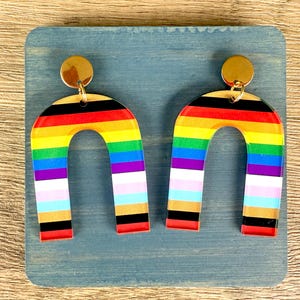 Pendientes de rayas arcoíris, pendientes acrílicos de colores, pendientes del orgullo, regalos para mujeres - Lillian