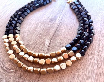 Colar statement com contas de madeira em preto e dourado, colar grosso, várias voltas - Lisa