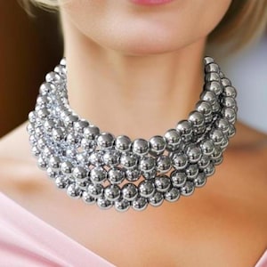 Glänzende silberne Choker-Halskette mit großen Perlen, kurze mehrreihige Statement-Halskette - Alana