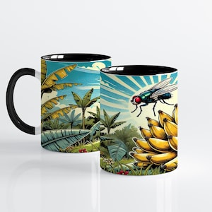 以下が含まれることがあります： 黒い取っ手とカラフルなデザインが施された白いセラミック製のマグカップ。デザインは、赤い目をした緑色のハエ、黄色いバナナの房、青い空を背景にした緑色のヤシの木が特徴です。