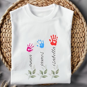 Personalisiertes Happy Birthday Mom Shirt Damen Blumenshirt Floral Benutzerdefinierte Muttertag Unisex T-Shirt Baby Handabdruck Design Mama Geburtstag Kindernamen