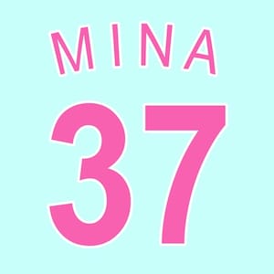 Könnte beinhalten: Eine weiße Keramik-Tasse mit schwarzem Henkel und dem Text "But First, Coffee" in schwarzer, fetter Schrift. Die Tasse steht auf einer weißen Oberfläche. Die Tasse ist etwa 10 cm hoch.