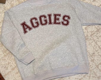 DTF プリントのグレーまたはネイビーのパーソナライズされたモックネックスウェットシャツ。