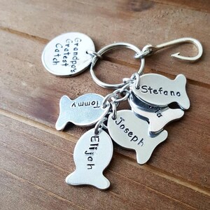 Llavero personalizado de pescador, papá, pez y anzuelo. La mejor captura del abuelo. Regalo del Día del Padre. Llavero con nombre. Abuelo.