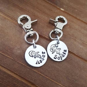 Bag Tag Kindergarten School Hand Stamped Custom Bag Tag Nom de l’enfant Zipper Pull Name Label Girl Bag Luggage Tag Boy Bag Tag Identification g