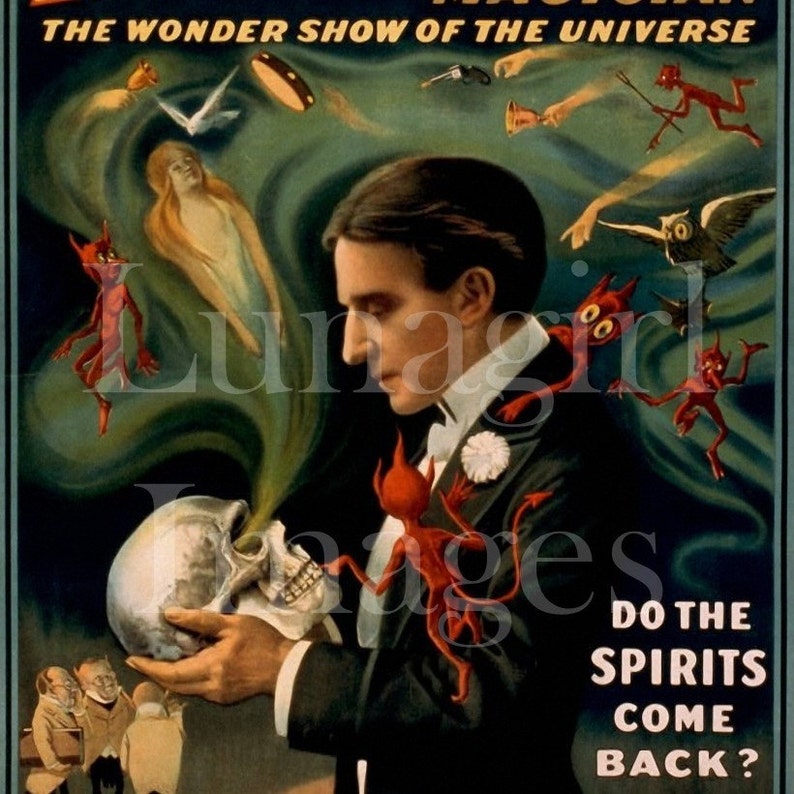 Pu&ograve; includere: Poster vintage per lo spettacolo "The Great Magician". Il poster presenta un uomo in smoking che tiene un teschio, con il testo "Do the Spirits Come Back?" e "The Wonder Show of the Universe". Lo sfondo &egrave; scuro con immagini di demoni e spiriti.