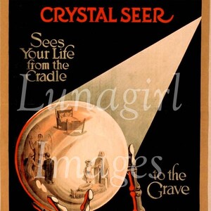 Pu&ograve; includere: Poster vintage che pubblicizza "ALEXANDER CRYSTAL SEER". Il poster presenta uno sfondo nero con testo rosso e oro. Una sfera di cristallo &egrave; tenuta da una mano scheletrica, illuminata da un riflettore. Il testo recita "Sees Your Life from the Cradle to the Grave."