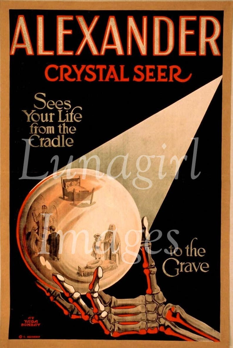 Pu&ograve; includere: Poster vintage che pubblicizza "ALEXANDER CRYSTAL SEER". Il poster presenta uno sfondo nero con testo rosso e oro. Una sfera di cristallo &egrave; tenuta da una mano scheletrica, illuminata da un riflettore. Il testo recita "Sees Your Life from the Cradle to the Grave."