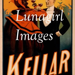 Pu&ograve; includere: Poster vintage con due uomini in abito formale, uno in costume rosso, che tiene in mano calici di vino. Il poster presenta il testo "Lunagirl Images" e "KELLAR" in grassetto, con uno sfondo di pipistrelli e un cielo arancione.