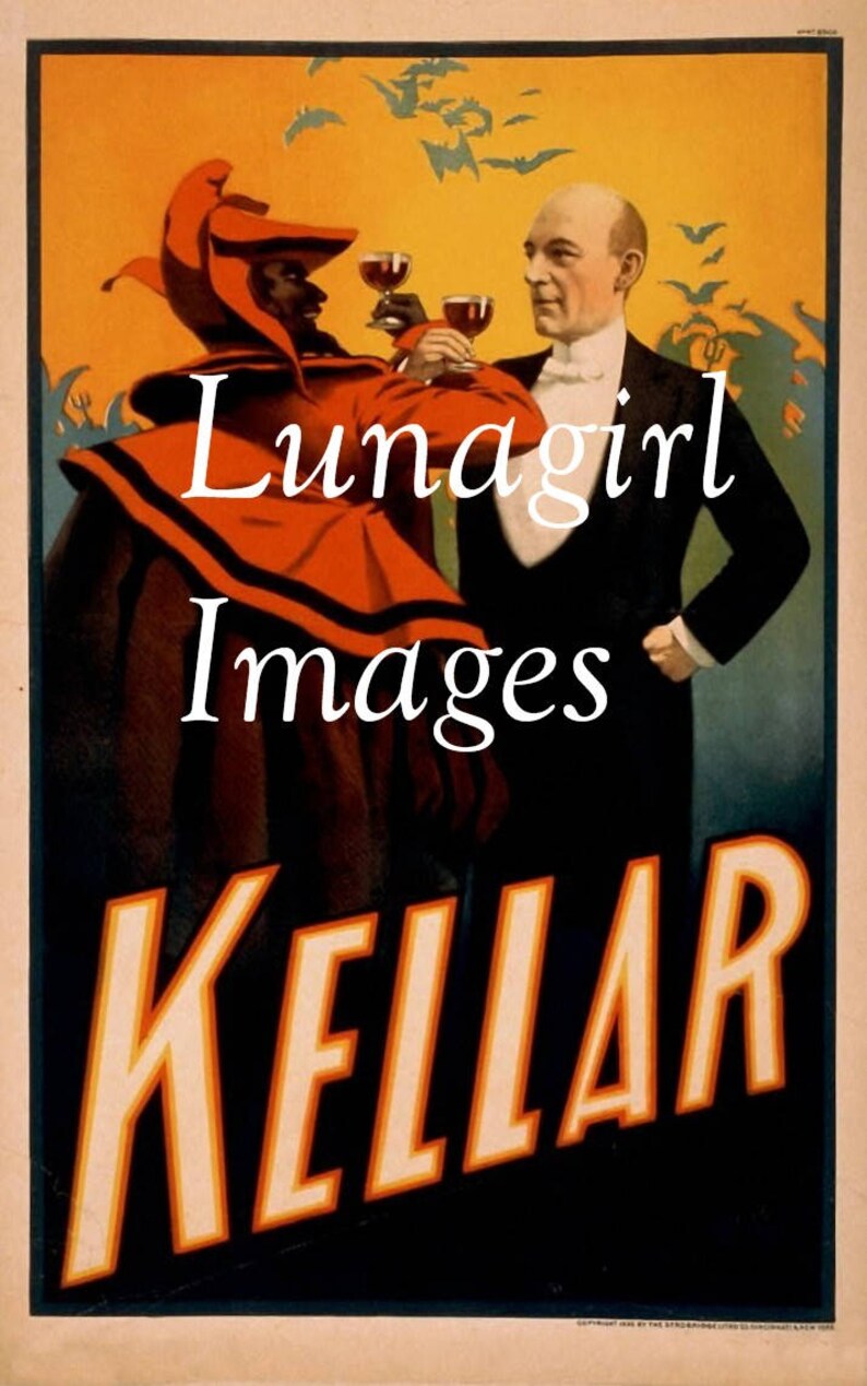Pu&ograve; includere: Poster vintage con due uomini in abito formale, uno in costume rosso, che tiene in mano calici di vino. Il poster presenta il testo "Lunagirl Images" e "KELLAR" in grassetto, con uno sfondo di pipistrelli e un cielo arancione.