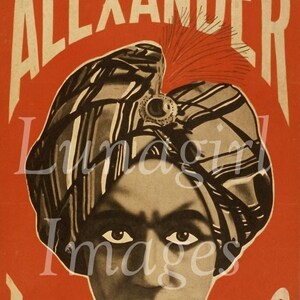 Pu&ograve; includere: Poster vintage che pubblicizza "ALEXANDER THE MAN WHO KNOWS" con un ritratto di un uomo con un turbante. Il poster &egrave; prevalentemente rosso con testo bianco e un'immagine in seppia del volto dell'uomo.