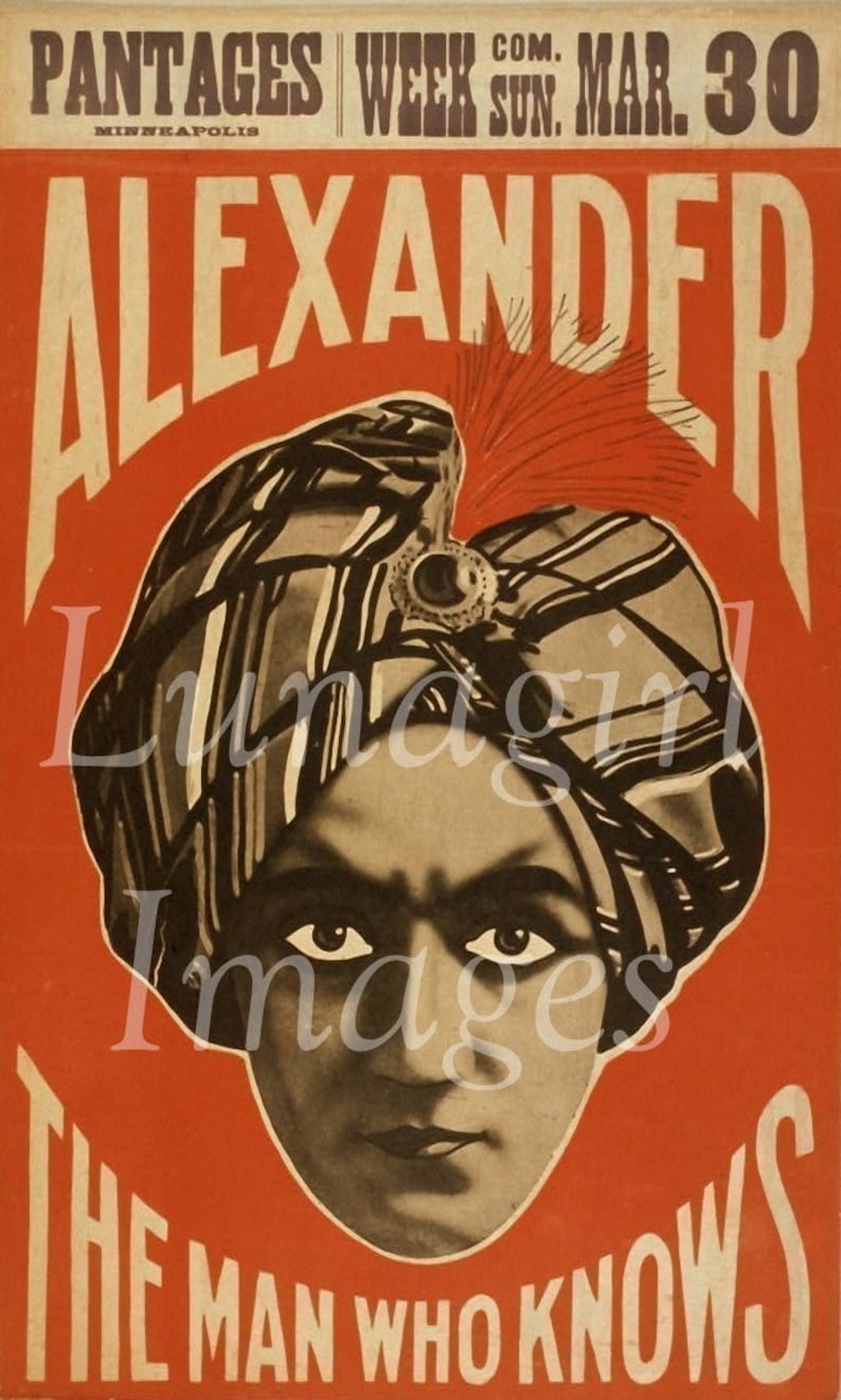Pu&ograve; includere: Poster vintage che pubblicizza "ALEXANDER THE MAN WHO KNOWS" con un ritratto di un uomo con un turbante. Il poster &egrave; prevalentemente rosso con testo bianco e un'immagine in seppia del volto dell'uomo.