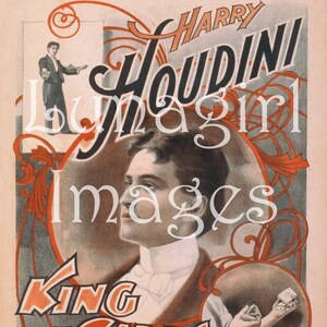 Pu&ograve; includere: Poster vintage con Harry Houdini, il "Re delle Carte". L'opera presenta un ritratto di Houdini, circondato da scritte ornate rosse e nere. Un'immagine pi&ugrave; piccola mostra Houdini che esegue un gioco di carte. Il poster ha una tonalit&agrave; seppia.