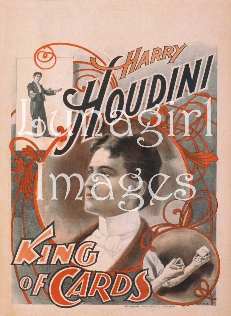 Pu&ograve; includere: Poster vintage con Harry Houdini, il "Re delle Carte". L'opera presenta un ritratto di Houdini, circondato da scritte ornate rosse e nere. Un'immagine pi&ugrave; piccola mostra Houdini che esegue un gioco di carte. Il poster ha una tonalit&agrave; seppia.