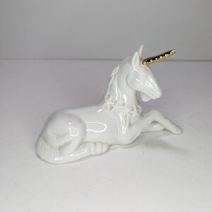 Figurine magique LICORNE vintage en porcelaine blanche avec corne dorée Statue années 70's 80's 1980 image 3