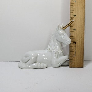 Figurine magique LICORNE vintage en porcelaine blanche avec corne dorée Statue années 70's 80's 1980 image 7