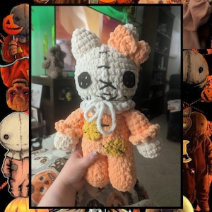 Puede incluir: Muñeca de ganchillo hecha a mano que representa a Sam de la película de terror Trick 'r Treat. La muñeca tiene una cabeza blanca con ojos negros, un cuerpo naranja y un parche amarillo en forma de hoja. La muñeca mide unos 25 cm de alto.