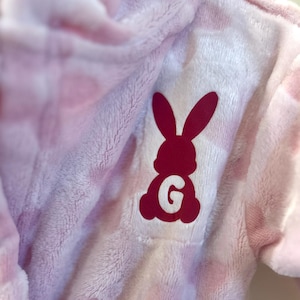 Personalisierte Ostern weiche Plüschhase (Medium Korb)