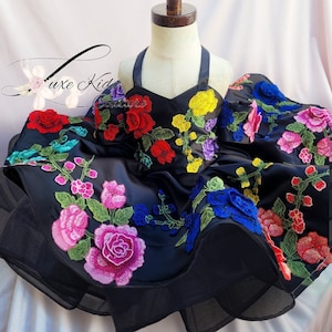 Vestido de alta costura Mexicana Cupcake, Vestido de meninas bordado floral, Vestido de moda latina infantil. Vestido estilo mexicano. Vestido formal mexicano para crianças