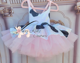 Vestido vaquera brillante de alta costura, estampado de vaca con lentejuelas y falda de tul rosa