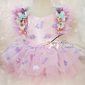 ピンクと紫の恐竜の誕生日ロンパース、パステルカラーの恐竜のベビー服、ピンクとラベンダーの誕生日ドレス、ベビー恐竜の誕生日服
