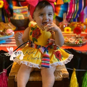 Rosa Fiesta Serape Strampler in gelb, Baby Mädchen Outfit, Fiesta Geburtstagskleid, Mexicana Geburtstagskleid, 5 de Mayo Outfit