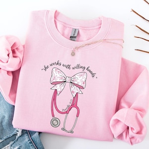 Sie arbeitet mit willigen Händen Sweatshirt, Sprüche 31 Krankenschwester Rundhalsausschnitt, christliche Krankenschwester Geschenk Pullover, Stethoskop Bogen Shirt, rosa Krankenschwester T-Shirt